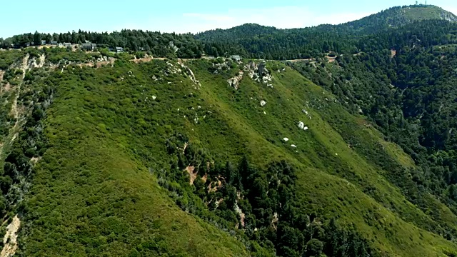 高空拍摄飞进和上升的山坡附近的湖箭头，加利福尼亚视频素材