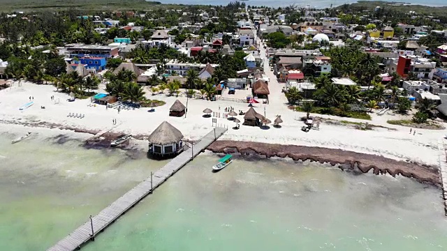 鸟瞰图Isla Holbox镇中心和主要海滩视频素材