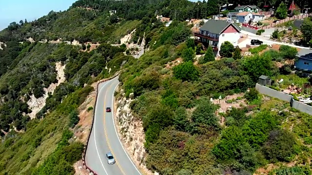 航拍快速飞过山腰的汽车和住宅在箭头湖，加利福尼亚视频素材