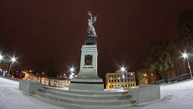 独立纪念碑，冬夜，时光流逝，超时空。乌克兰哈尔科夫视频素材