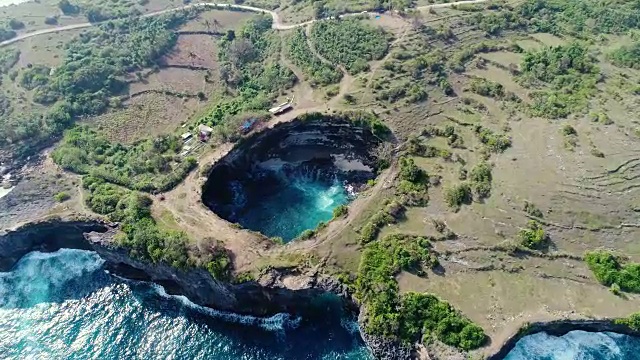 无人机4k摄像头鸟瞰图。岩石海岸与高悬崖，海浪与打破海岸，努沙佩尼达，帕西乌格，破碎的海滩。视频素材