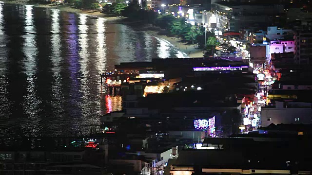 散景;空中俯瞰芭堤雅海滩的夜生活。视频素材