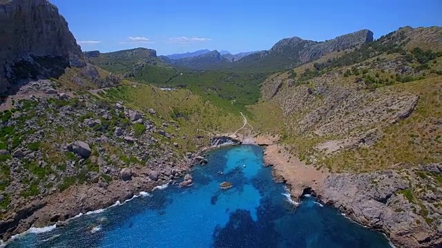 Cala Figuera和Serra de Tramuntana山脉附近的Cap Formentor在西班牙的马略卡岛巴利阿里岛视频素材