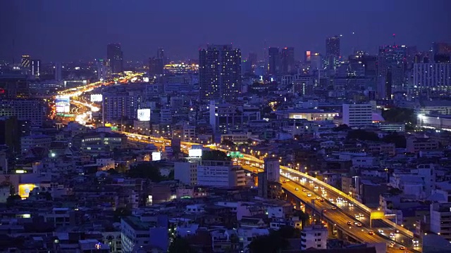 美丽的公路交通灯夜景全景在曼谷视频素材