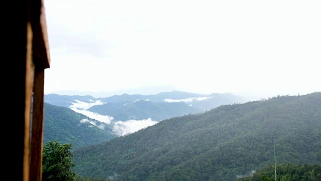 打开木门，看到美丽的绿色山景视频素材