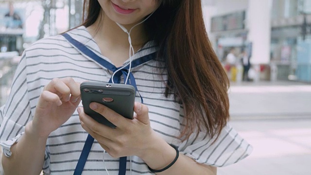 台湾一名年轻女孩在平台上使用手机视频素材