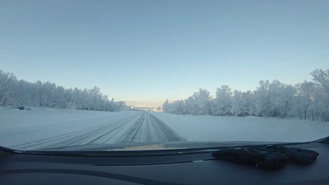 在柯克内斯镇附近的一条雪地上开车视频素材