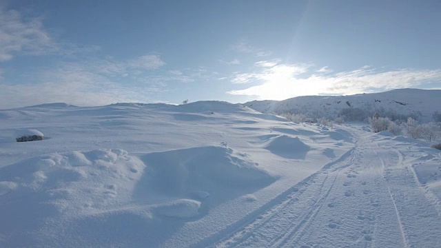 POV:走在克尔克内斯镇附近的雪地里视频素材