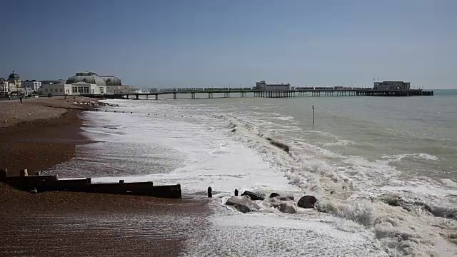 英国西苏塞克斯的沃辛海滩和码头视频素材