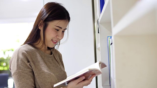 女学生在书架上找书视频素材