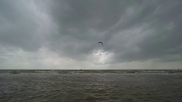 在乌云密布的天空下冲浪视频素材