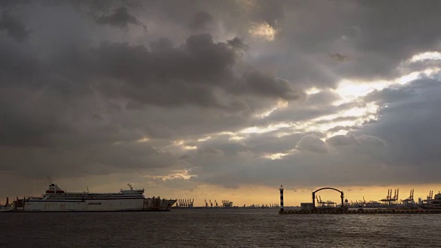 风暴过后，乌云在港口上空快速移动视频素材