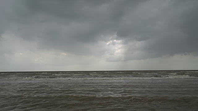 暴风雨云层下的海景视频素材