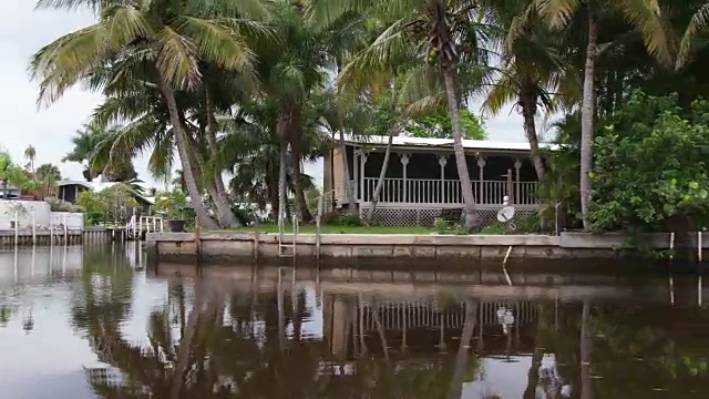 埃弗格莱兹河上的住宅，从船上拍摄视频素材