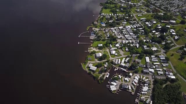 从水中向上倾斜到Everglades的居民岛，宽镜头空中拍摄视频素材