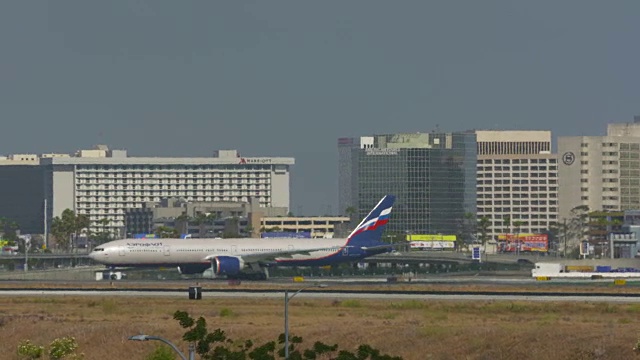 降落在洛杉矶国际机场视频素材