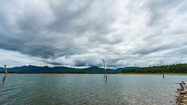 宁静的湖与阴云和暴风雨云移动在天空，时间流逝视频视频素材