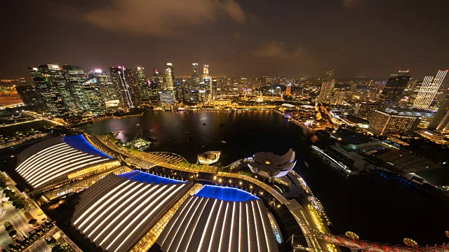 在滨海湾地区的新加坡市中心，灯光闪烁。金融区和摩天大楼。夜景鸟瞰图。视频素材