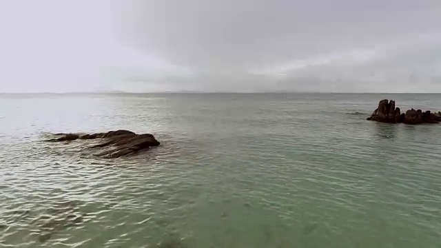 木制舒适的椅子，沙滩上清澈的天空和美丽的大海，复制空间。视频素材