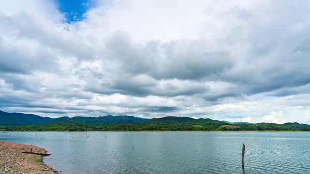 宁静的湖与阴云和暴风雨云移动在天空，时间流逝视频视频素材