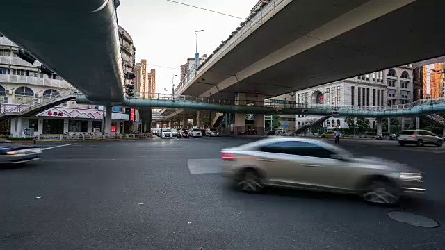 上海一个路口的夜间交通，从白天到夜晚的过渡视频素材