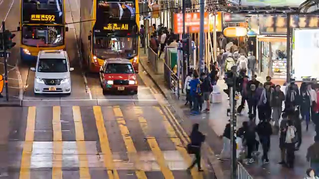 人们在香港铜锣湾公路十字路口的时间间隔。视频素材