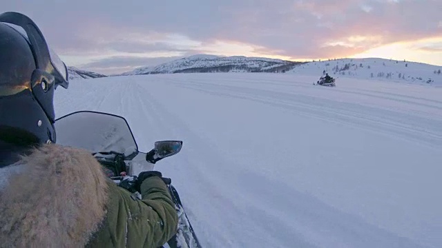 在挪威驾驶雪地摩托超速行驶视频素材