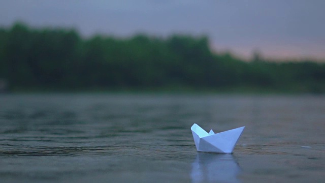 纸船在雨中视频素材