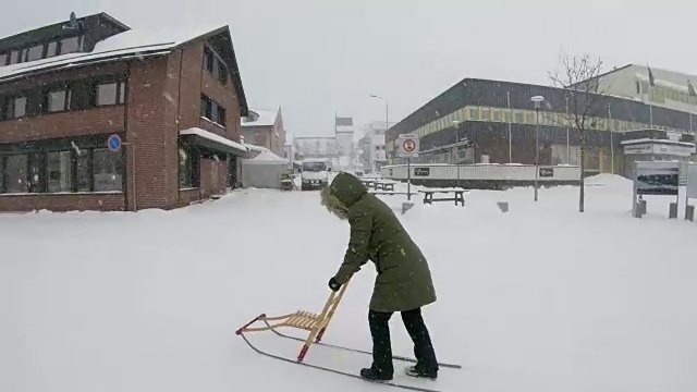 一个女人在雪地里用滑橇视频素材