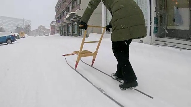 女人在雪地里踢雪橇视频素材