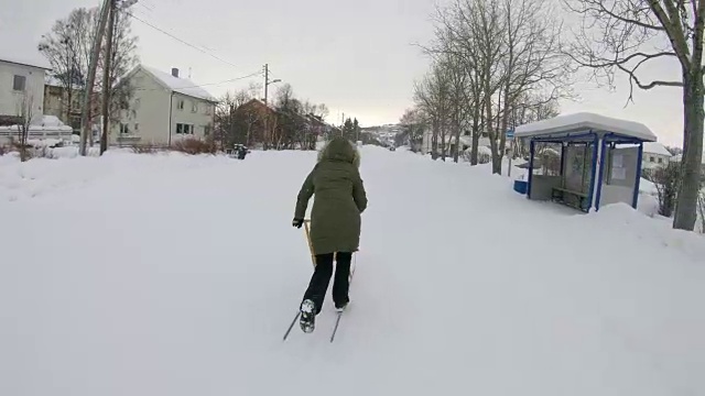 一名妇女在克尔克内斯用踢式雪橇穿过雪地视频素材