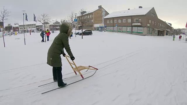 妇女在Kirkenes使用踢雪橇视频素材