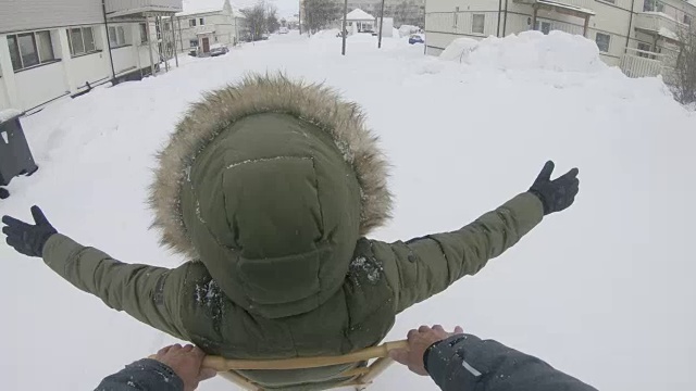 一对夫妇在踢雪橇上玩得很开心视频素材