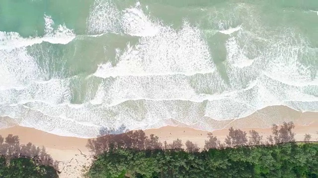 鸟瞰图的热带海洋泡沫和水花在海洋美丽的海滩在泰国视频素材