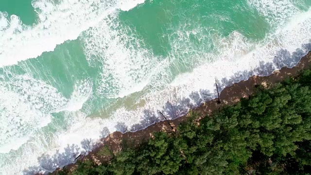 鸟瞰图的热带海洋泡沫和溅在海洋蓝绿色的水在泰国视频素材