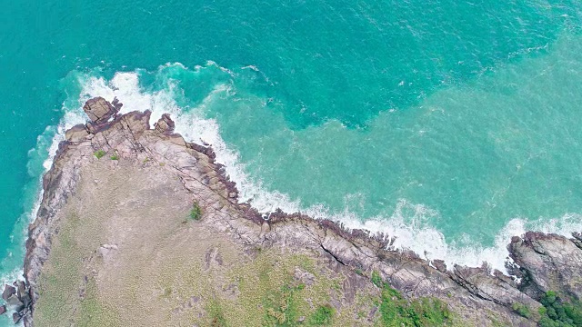 鸟瞰图的热带海洋泡沫和溅在海洋蓝绿色的水在泰国视频素材