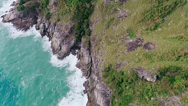 鸟瞰图的热带海洋泡沫和溅在海洋蓝绿色的水在泰国视频素材