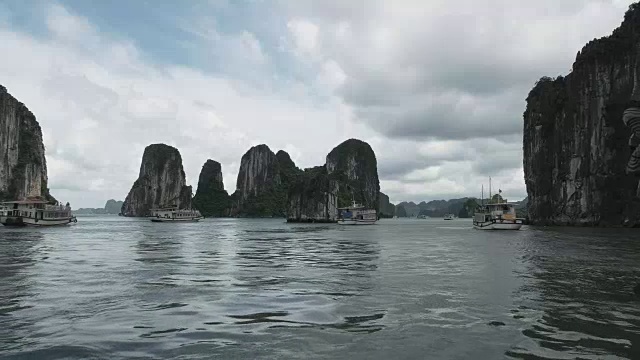 这是下龙湾巡游船队的照片视频素材