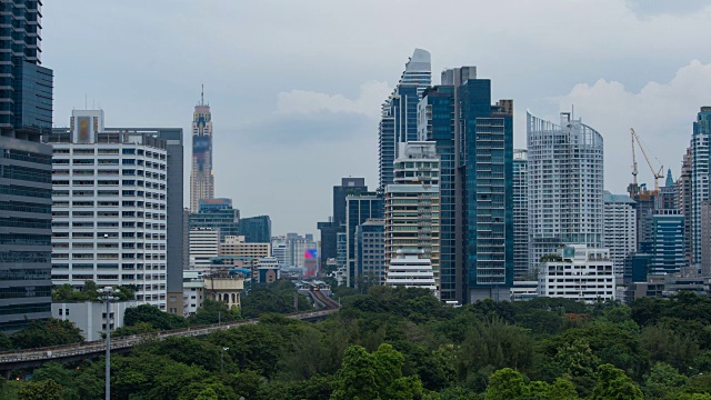 4k时间推移，空中列车公共交通的高楼层视图，现代城市建筑背景。视频素材