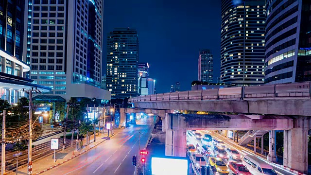 4k时间流逝，在Chong Nonsi的夜间交通和空中列车，现代城市建筑背景，泰国曼谷。视频素材