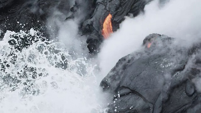 慢动作橙色熔岩滴和倾泻到海，基拉韦厄，夏威夷，2009年2月视频素材