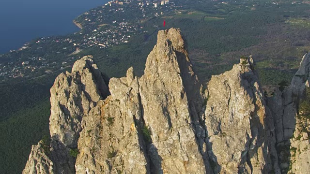 神奇的鸟瞰图。飞越艾佩特里山的岩石山峰。超级慢动作。克里米亚半岛雅尔塔的城市。夏天的时间视频下载