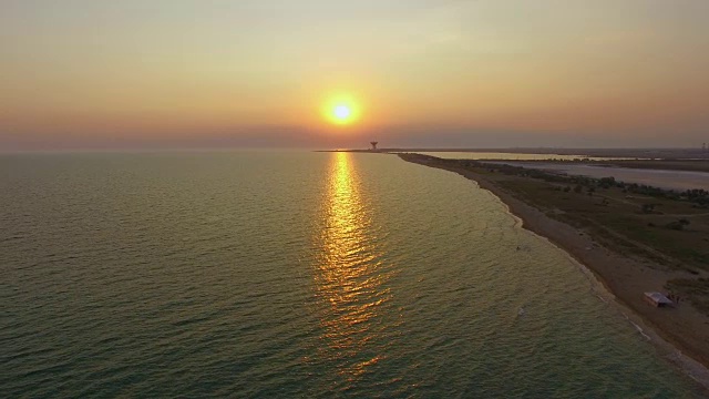 在日落时飞过碧海和盐湖之间的旅游区，航拍视频视频素材
