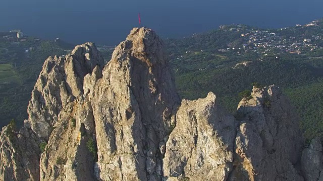 神奇的鸟瞰图。飞越艾佩特里山的岩石山峰。超级慢动作。克里米亚半岛雅尔塔的城市。夏天的时间视频下载