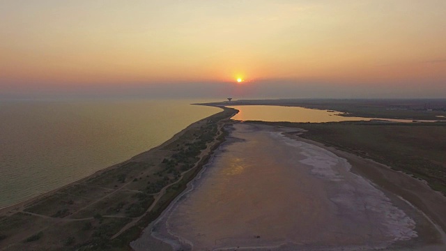 在日落时飞过盐湖表面的航拍视频视频素材