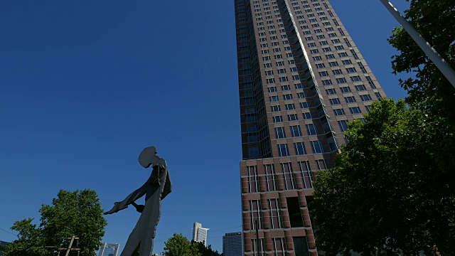 hammer Man和Messeturm, Fair Tower, Friedrich-Ebert-Anlage，法兰克福，黑森，德国视频素材