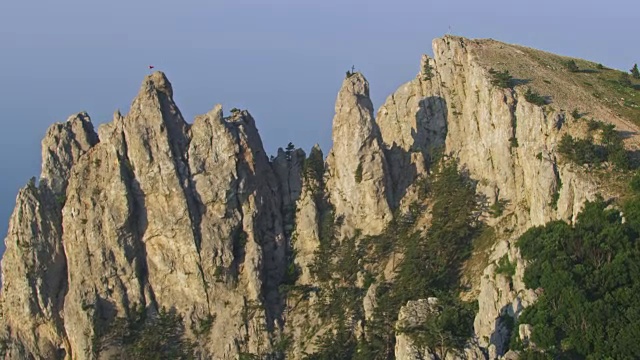 神奇的鸟瞰图。飞越艾佩特里山的岩石山峰。超级慢动作。克里米亚半岛雅尔塔的城市。夏天的时间视频素材