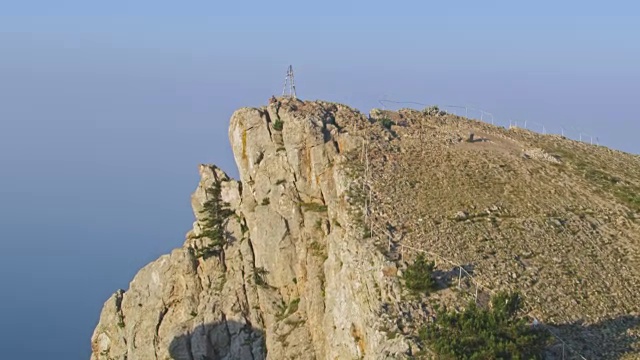 神奇的鸟瞰图。飞越艾佩特里山的岩石山峰。超级慢动作。克里米亚半岛雅尔塔的城市。夏天的时间视频下载