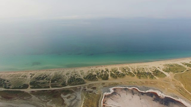天线:海和盐湖之间的盐碱地视频素材