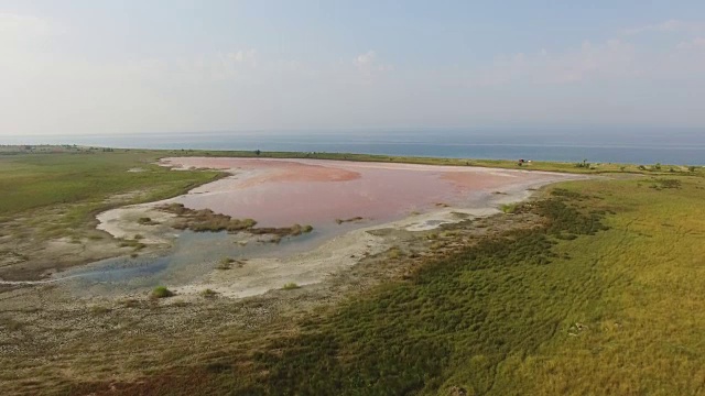图片:蓝色大海附近的红色盐湖视频素材